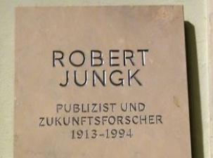 Eine Steintafel zu Ehren von Robert Jungk