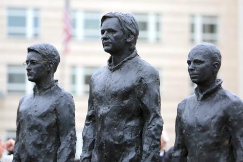 Statuen von Snowden und Assange auf einer Kundgebung der LINKEN