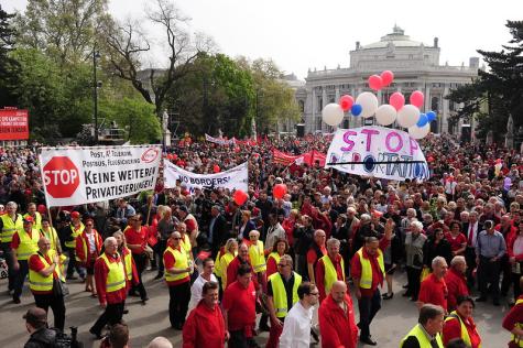 Eine 1.Mai Demo mit großem Demozug und mehreren Bannern in Wien