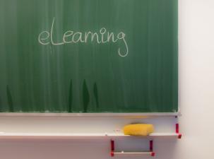 Eine Tafel mit der Aufschrift "elearning"