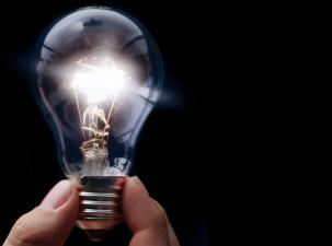 Gl&uuml;hbrine, die zwischen zwei Fingern hoch gehalten wird