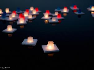 Papier Laternen mit Kerzen, die auf Wasser treiben - Erinnerung an Hiroshima