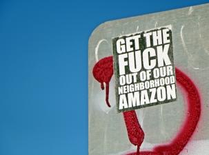 Ein Schild mit einem Aufkleber gegen Amazon