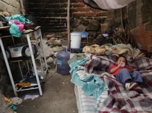 Ein Kind in einer ärmlichen Behausung