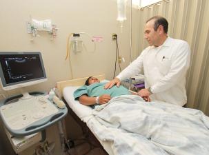 Ein Arzt bei der Untersuchung eines Patienten