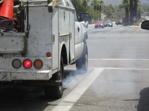 Rückansicht von zwei parkenden Autos