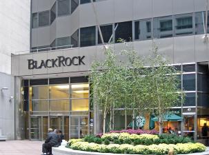 Bild vom Eingang eines BlackRock Gebäudes. Hier bekommst du kritische Informationen zum größten Vermögensverwalter in der Wirtschaft.