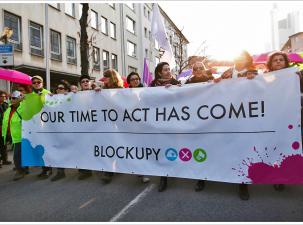 Blockupy-Aktivisten mit Transparent am 18. M&auml;rz 2015