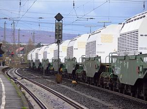 Ein Castor-Transport auf Schienen