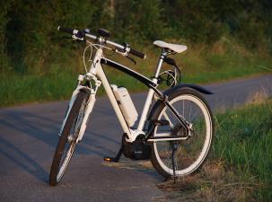 Ein E-Bike auf einer Straße