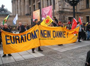 Demo mit Transparent gegen AKWs und Atomf&ouml;rderung