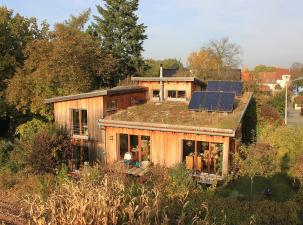  Weitere Einzelheiten Holzhaus mit Gr&uuml;ndach, Au&szlig;enwand aus unbehandeltem L&auml;rchenholz in St&auml;nderbauweise