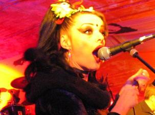 Nina Hagen bei einem Konzert 2003