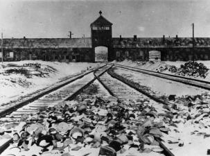 Eingangsgeb&auml;ude des Konzentrationslagers Auschwitz-Birkenau kurz nach der Befreiung durch die russische Armee 1945