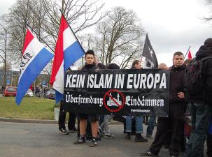 Teilnehmer einer islamfeindlichen Demonstration der Niederländischen Volksunion (NVU) in Ede tragen ein Transparent mit der Aufschrift „Kein Islam in Europa“