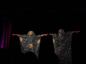 Zwei Menschen in Kost&uuml;men auf einer Theaterb&uuml;hne