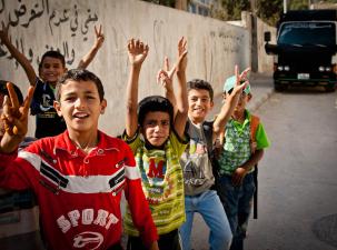 EIne Gruppe fröhlicher Kinder