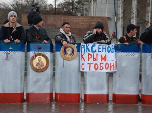 Eine Gruppe prorussischer Aktivisten auf der Krim 2014