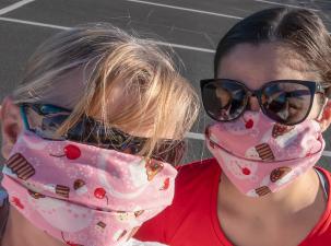Zwei Frauen mit Gesichtsmasken