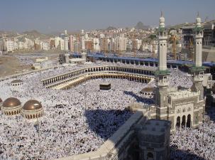 Tausende Pilger in Wei&szlig; versammeln sich in Mekka zum Beginn ihrer Pilgerfahrt oder Hadsch.