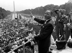 Martin Luther King bei einer Ansprache vor vielen Tausend Menschen
