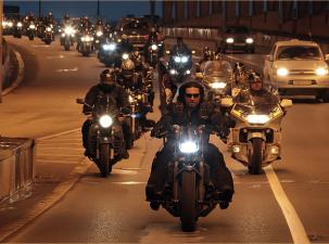 Mehrere Motorrad-Fahrer bei einer Nachtfahrt