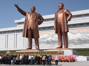Statuen von Kim Il-sung und Kim Jong-il , im Jahr 2014.