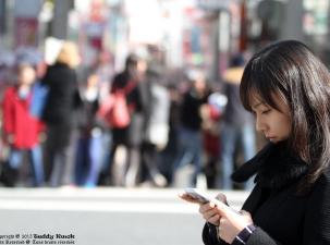 Eine Person schaut auf ihr Handy 