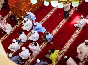 Muslime sitzend in einer Moschee