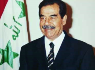 Der Politiker Saddam Hussein in einer TV-Show
