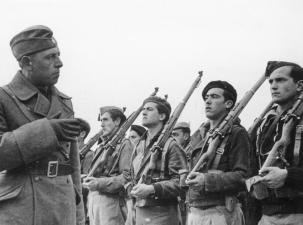 "Deutscher Offizier der Condor-Legion, der nationalistische Infanteriesoldaten in &Aacute;vila unterrichtet."