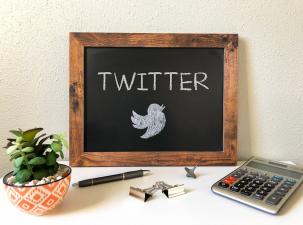 Eine Tafel mit der Aufschrift "Twitter"