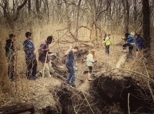 Eine Gruppe bewegt sich in der Natur