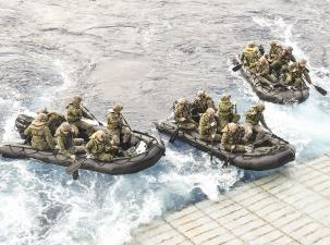 Soldaten bei einem Seemanöver in Booten