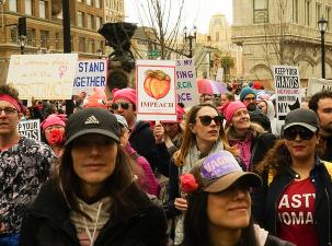 Frauen auf einem woman march