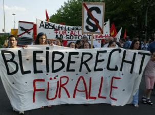 Eine Demo mit Banner gegen Abschiebungen