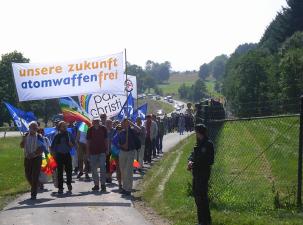 Demonstration gegen die nukleare Teilhabe am Fliegerhorst B&uuml;chel in der Eifel, August 2008