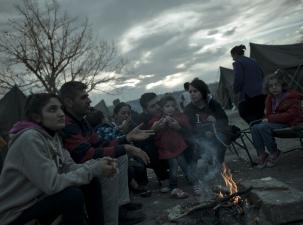 Eine Gruppe Geflüchteter in einem Lager in Belarus