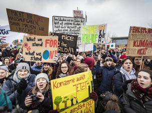 Eine Klimademo mit vielen Demonstranten, die Schilder hochzeigen