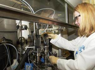 Eine Forscherin in einem Labor