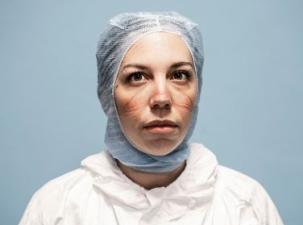 Eine Krankenpflegerin w&auml;hrend der COVID-Pandemie