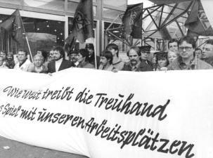 Stahlarbeiterprotest in Berlin vor der Treuhand, Dezember 1990.