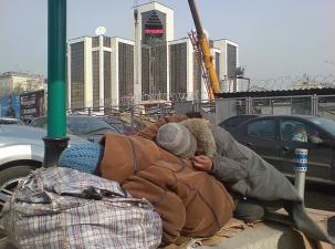 Wohnsitzlose schlafen nahe dem Lukoil in Moskau