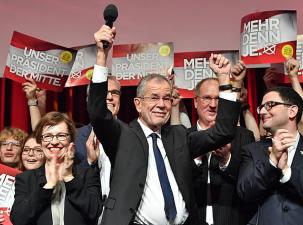 Der &ouml;sterreichische Bundespr&auml;sident Van der Bellen mit Unterst&uuml;tzern bei einer Wahlveranstaltung 