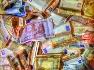 Eine Menge Euro-Scheine, die übereinander liegen