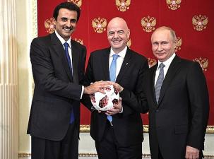 Der russische Pr&auml;sident Putin, das Staatsoberhaupt des Emirats Katar Tamim und FIFA-Chef Gianni Infantino bei einer Gala