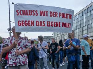 Eine Gruppe Demonstranten auf einer Demo im Herbst 2022 in Leipzig 
