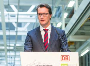 Der Politiker Hendrik W&uuml;st bei einer Ansprache auf einem Podium