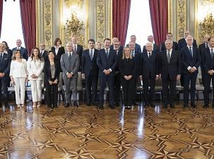Das Kabinett Meloni mit Staatspräsident Mattarella am 22. Oktober 2022 im Quirinalspalast