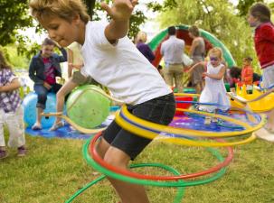 Mehrere Kinder spielen in einem Park